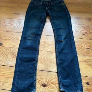Sparsamt använda lågmidjade raka G-star jeans i storlek 25/32 (xs/s), jättefint skick