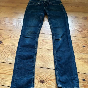 G-star lågmidjade straight jeans  - Sparsamt använda lågmidjade straight fit G-star jeans i storlek 25/32 (xs/s), jättefint skick