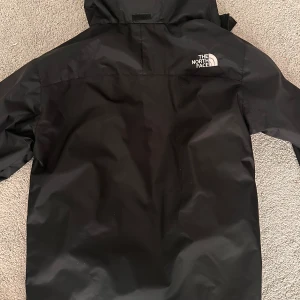 The North Face jacka  - The North Face svart jacka, aldrig använd, ny skick M/S perfekt för small 