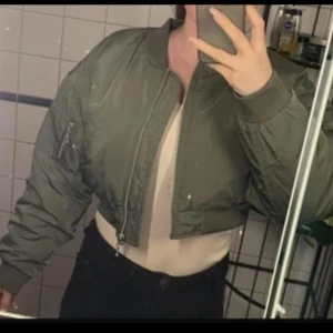 Jacka.Oanvänd! - Oanvänd jacka med lappar kvar.