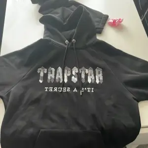 Trapstar dress svart och vit storlek L Helt ny oanvänd finns i Farsta strand eller frakt personen som köper står för frakten 