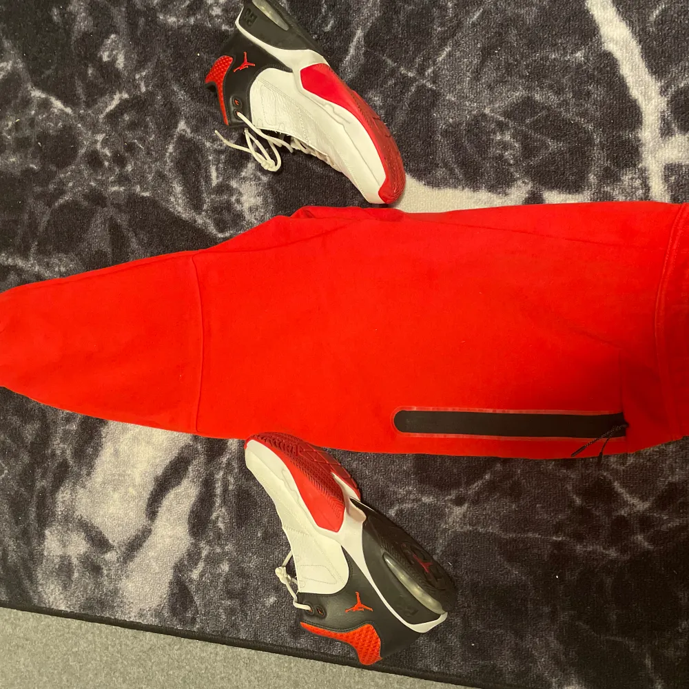 Hej! Säljer ett par röda Nike tech fleece byxor i toppskick, säljer dom då dom bara ligg i garderoben. Till byxorna får du även ett par Jordan 3 max aura i strl 43 Som är i bra bra skick även dom, skorna -:1300 mitt pris, gratis Nypris byxorna -:850. Jeans & Byxor.