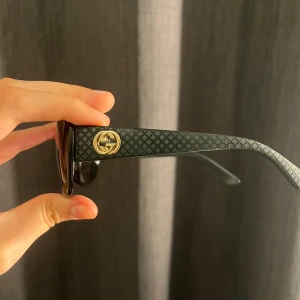 Äkta GUCCI solglasögon  - Äkta Gucci solglasögon, toppkvalitet och tidlös skönhet. Använda några gånger, men i perfekt skick utan skador. Ett stilfullt och hållbart tillbehör som passar alla outfits🌷