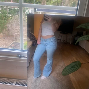 Lågmidjade jeans  - Lågmidjade jeans från Gina snygg passform på både rumpa och höfter.