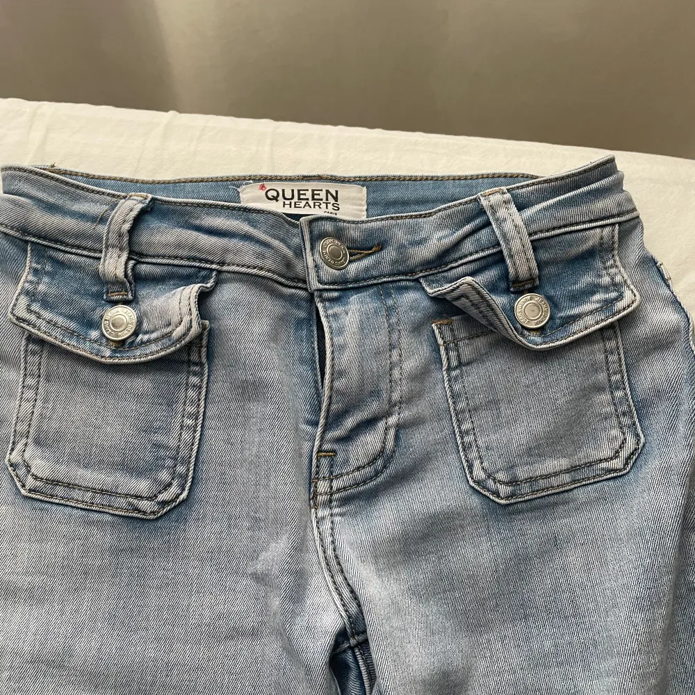 Nu säljer jag dessa jeans, då dem är alldeles för korta för mig (172). Dem är lite slitna längst ner, men inget som skadar. Köpte precis dessa jeansen här på Plick så jag har bara provat dem.dem är i storlek Xs, hör gärna av er om ni har flera frågor. Jeans & Byxor.