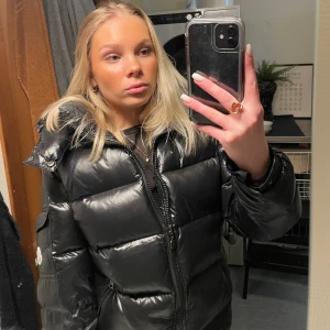 Moncler ”maya” - Inga slitningar bara ett litet hål i Jack fickan, går lätt att sy ihop inuti. Priset kan diskuteras ❤️ skriv privat för ältehetsbevis 