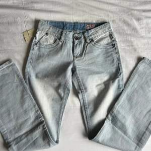 Säljer dessa snygga ljusblåa lågmidjade jeansen!💕