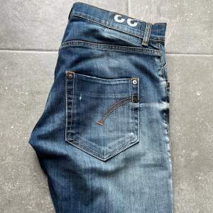 Tja, säljer dessa feta dondup jeans med snygga slitningar och snygg fade, 8/10 Modell: Sam, slim fit