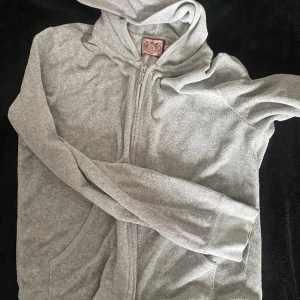 Vintage juicy couture  - Jätte fin vintage juicy zip up tröja som är grå och rosa. Det står l men jag tycker mer den är s/m Andvänd gärna ”köp nu”🥰
