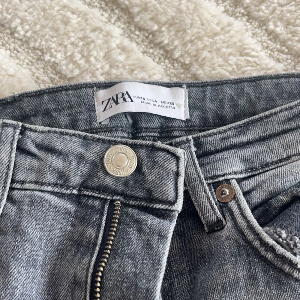 säljer doma håliga gråa jeansen med mellanhög midja, bra skick.. Jeans & Byxor.
