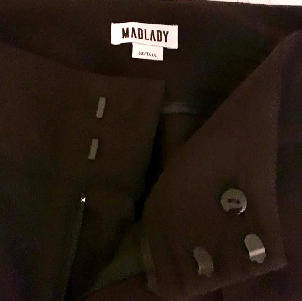 Fina kostymbyxor ifrån Madlady som aldrig varit använda innan, säljer då jag varit osäker ifall jag vill ha kvar. 🩷 Byxorna har en skön känsla och formar sig dessutom bra efter kroppen ✨ Storlek 38/Längd tall (172 cm). Jeans & Byxor.