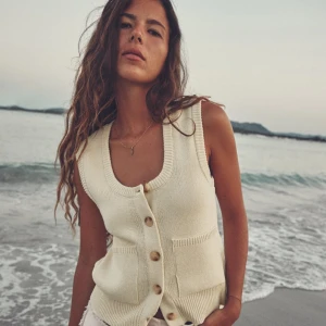 Söker! Stickad väst zara påsydda fickor  - Är det ngn som har denna väst från zara  Stickad m påsydda fickor  Stl m Köper gärna;)))