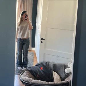 Lågmidjade jeans! - Gör en liten intrssekoll på mina lågmidjade jeans. Köpta second hand men är i vädligt bra skick!🩵🩵 Kom gärna med egna bud eller frågor!🥰