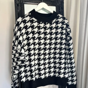 Stickad tröja från hm - Stickad tröja från hm som inte kommer till användning, använd men hyfsat fint skick🩷