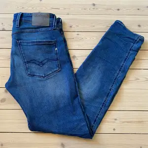 Säljer dessa skitsnygga replay jeans. Modellen är anbass och dem är 31/32. Dem är i bra skick och bara använda ett fåtal gånger. Tveka inte på att ställa frågor!