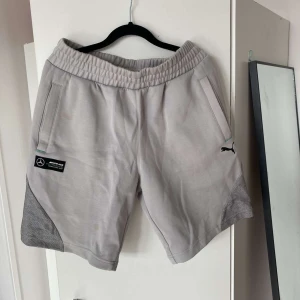 Formula 1 Mercedes shorts - Puma formula 1 shorts Cond 9/10 knappt använda