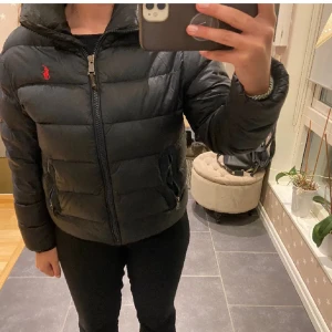 Ralph lauren jacka - Knappast använd. Storlek S. Mörk blå färg. Köpt för 2000. Inga fel en perfekt vinter jacka varm och gosig. Pris går att diskutera.💕 (lånade bilder)