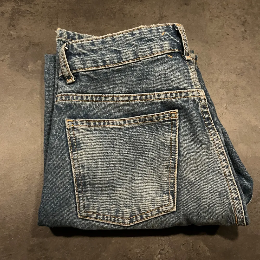 Säljer dessa jeans från zara. Använda 2 gånger och är alltså i jätte bra skick. Storlek 34. Skriv om du har frågor🩷. Jeans & Byxor.