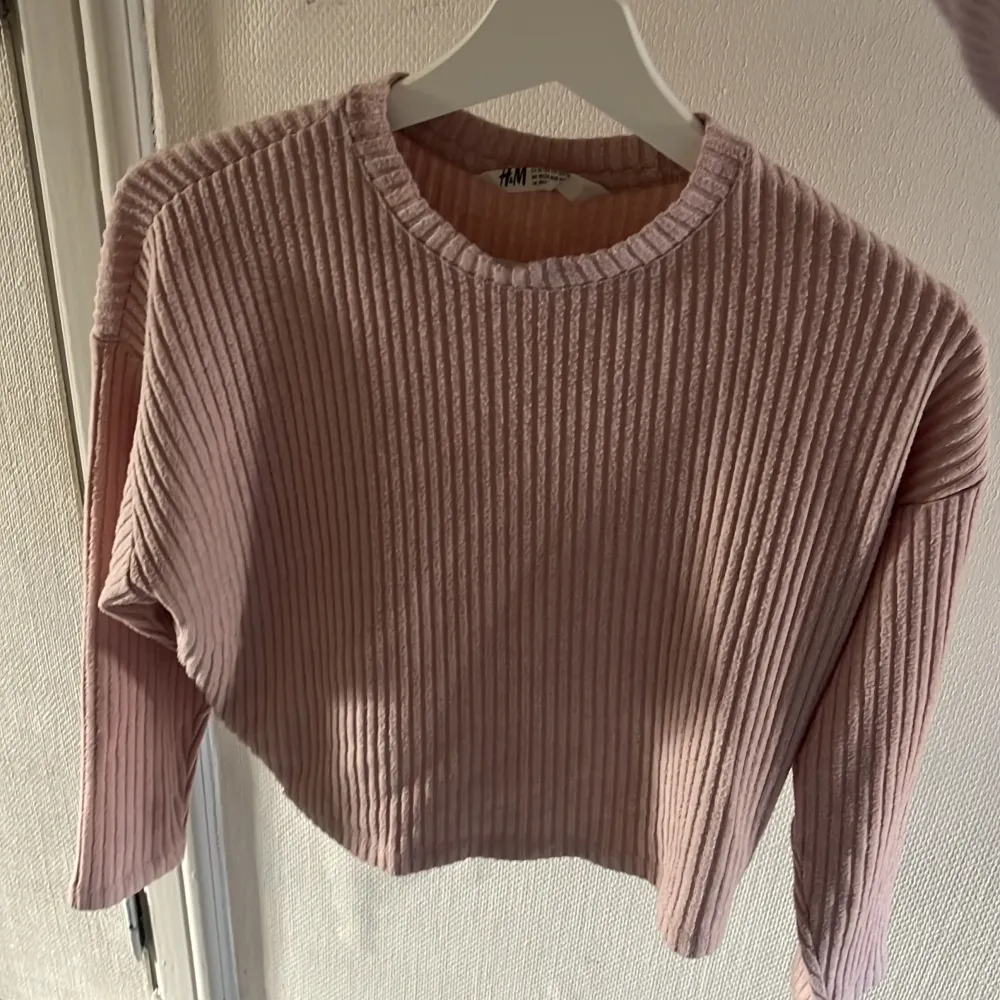 Fin tröja i färgen rosa från H&M, storlek 146/152  PSST! Säljer även massor med fler saker så om och kika på min profil. Tröjor & Koftor.