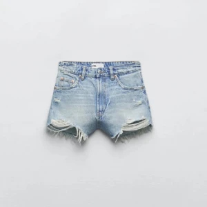 Shorts  - Säljer dessa jeansshorts från zara. Köpta för 329 säljer för 250❣️storlek 38