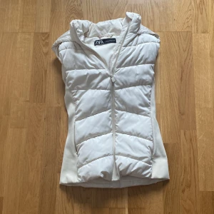 Zara väst🤍 - Detta är en beige zara väst som jag nu säljer här på Plick använder inte den så mycket men kommer endå till användning🤍