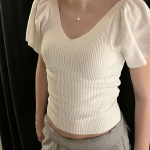 Blus  - Jätte fin vit blus till sommarn, köpt på salt men är från only. Använt fåtal gånger. 💕 köparen står för frakt 