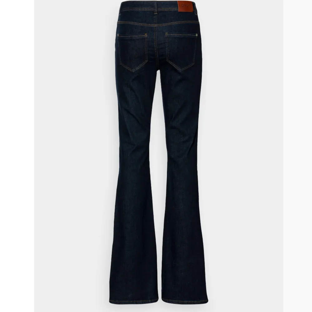 Snygga bootcut från only i modellen wauw life rinse i färgen dark blue denim. storlek XS och 38’ i längd, alltså perfekt till alla långa 🥰. Jeans & Byxor.