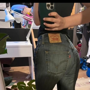 Levis Jeans - Levis 501. Så sjukt snygga! Mörkblå. Tvättade. Älskar färgen. Lågmidjade. Väldigt snygga till våren. Skriv för frågor! 💗💗