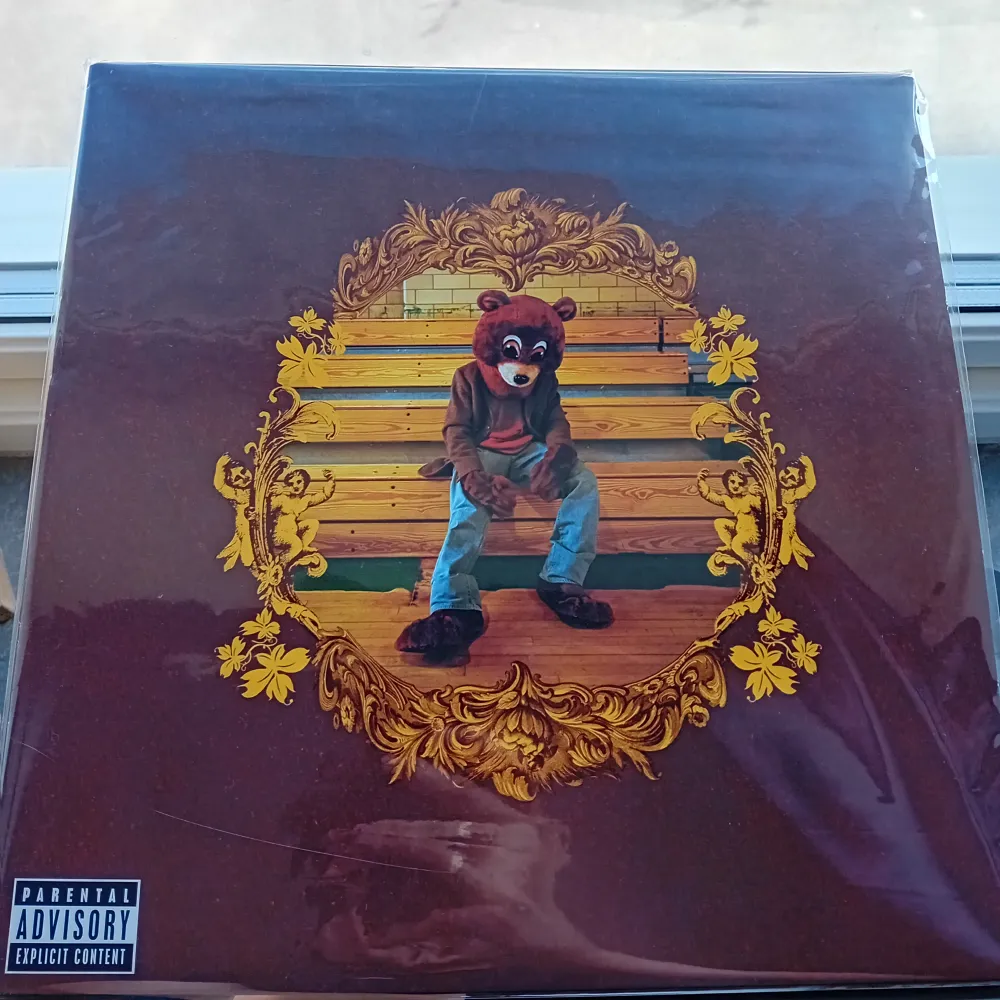 Album: college dropout  Artist: Kanye west  Vinylskiva  (Öppnad men endast använd 1 gång) pris är ej hugget i sten vid snabbt köp.. Övrigt.