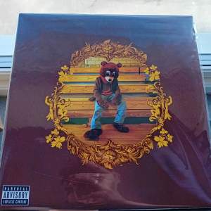 Album: college dropout  Artist: Kanye west  Vinylskiva  (Öppnad men endast använd 1 gång) pris är ej hugget i sten vid snabbt köp.