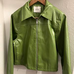 Grön lackerad jacka från Envii. Storlek L Kort modell