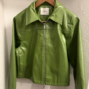 Envii jacka  - Grön lackerad jacka från Envii. Storlek L Kort modell