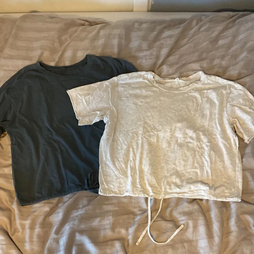 2 stycken tshirts, har snöre där nere som går att spänna. Vit använd få taö gånger och grå aldrig använd.  90 för båda eller 50 för 1. T-shirts.