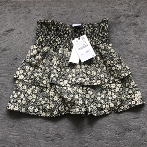 Kjol - Säljer en jättefin aldrig använd kjol från zara barn. Skriv vid frågor eller fler bilder❤️