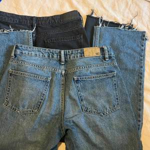 Säljer ett paket med två Lågmidjade jeans! Jättefina men får ingen användning av de tyvärr. Ena är svarta men lite ”stentvättade” och de andra är vanliga blåa🤍  Säljer båda för 200 kr!