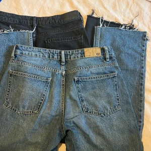 2 Lågmidjade jeans - Säljer ett paket med två Lågmidjade jeans! Jättefina men får ingen användning av de tyvärr. Ena är svarta men lite ”stentvättade” och de andra är vanliga blåa🤍  Säljer båda för 200 kr!