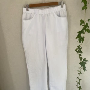 Linnebyxor  - ”Linnebyxor” dem är i polyester, väldigt fin textur. Finns en liten fläck men de går 100% att få bort. 