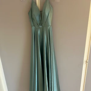 Balklänning  - Säljer denna turkosa balklänningen som endast är använd en gång. Märket är Lilly. 