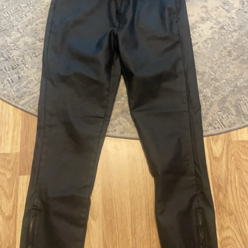 Skini jeans med dragkedja vid slutet av benet knappt använda stolen M passar s. Farkut & Housut.