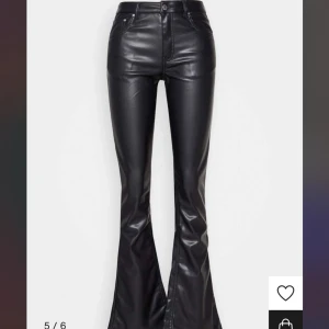 Skinnbyxor  - Säljer mina skinnbyxor från ginatricot men köpta från Zalando. Köpta för 500 men säljs för 350kr. Använda 2-3 gånger så dom är i fint skick. Är det några frågor eller mer bilder så är det bara skriva så fixar jag det❤️säljer för 300 vid snabb affär