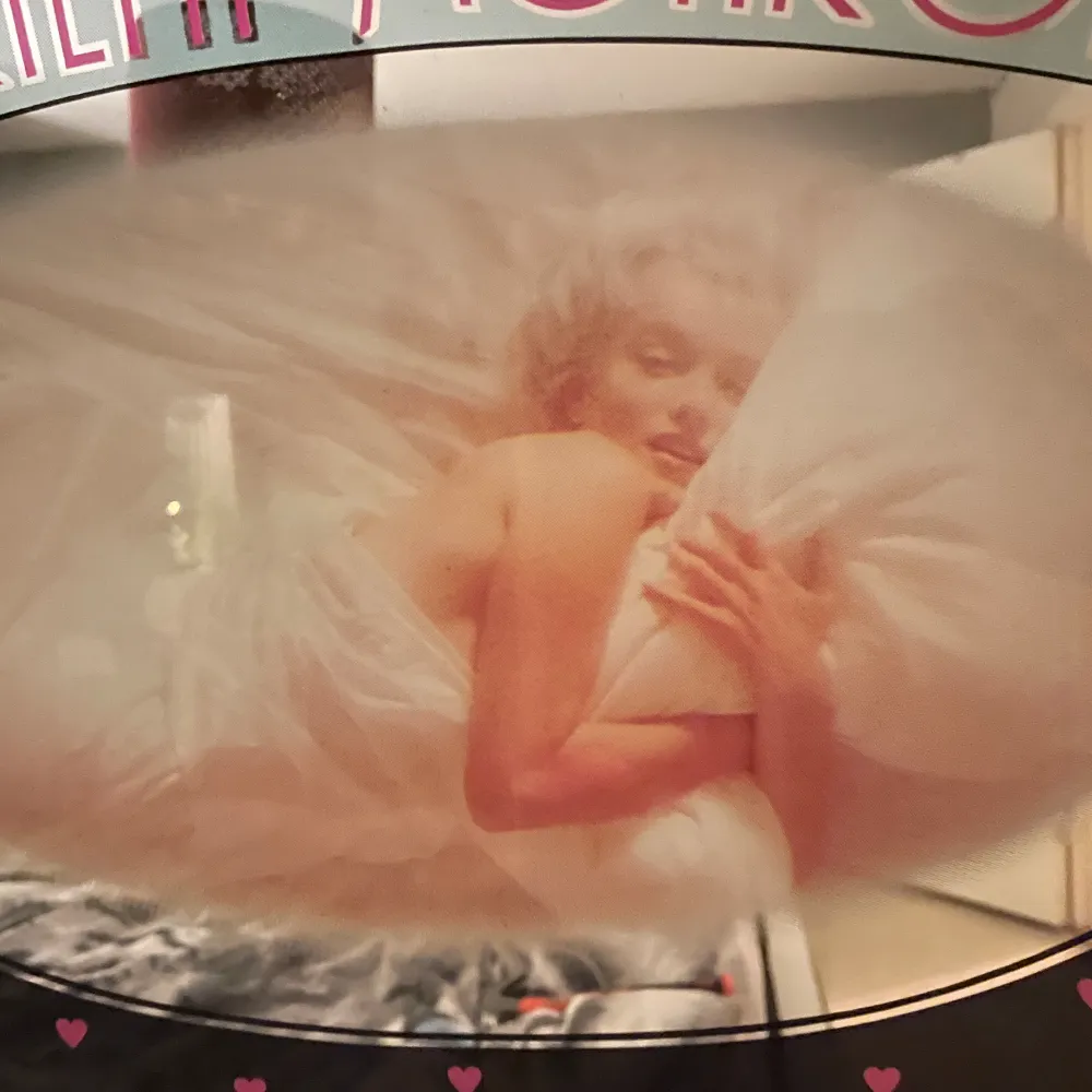 Super fin tavla på Marilyn Monroe har en spegel runt henne super söt 💋💋. Övrigt.