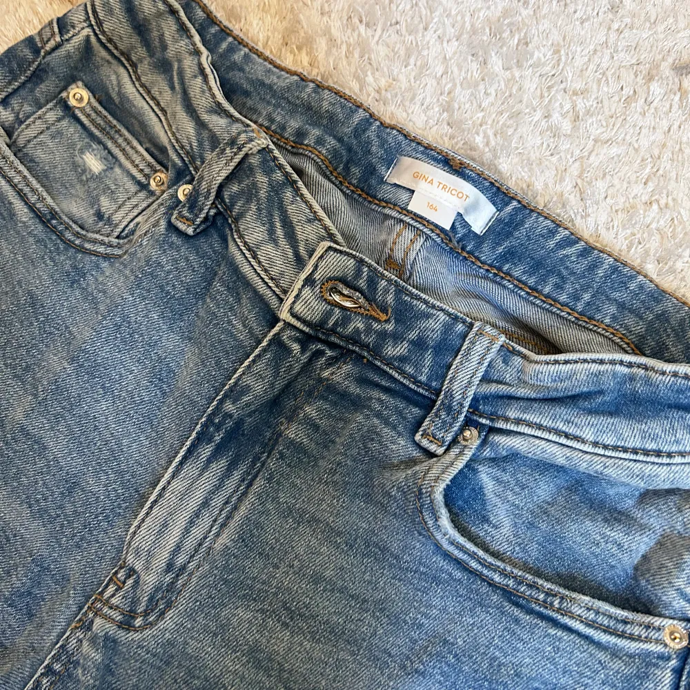 Super sköna jeans från Gina Tricot i storlek 164 (s) använd några fåtal gånger men i super bra skick! Är pytte lite slitna vid slutet, jag är 161💕. Jeans & Byxor.