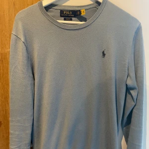 Ralph Lauren crew neck - Säljer nu min Ralph lauren crew neck Köpt för 2100 på Johnells  Mitt pris 799 Skick: Som ny Hör av er vid frågor och funderingar 🤗 Köparen står för frakten!!