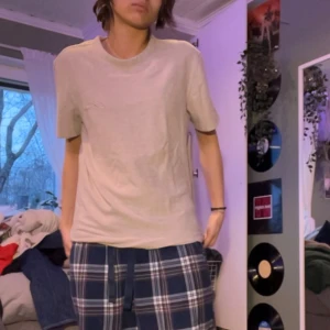 t-shirt - vanlig t-shorts från H&M. aldrig använd. enkel och basic om man inte vill sticka ut för mycket. kontakta mig om ni skulle vilja ha mer info💕