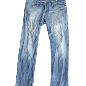 Tommy Hilfiger jeans i bra använt skick och obefintligt använda. 
