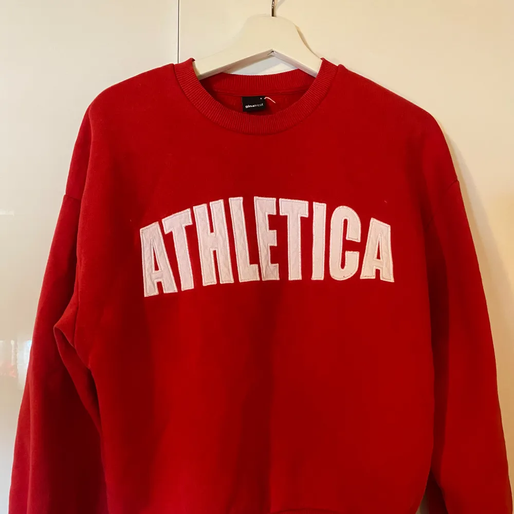 Röd sweatshirt från Gina!❣️. Tröjor & Koftor.