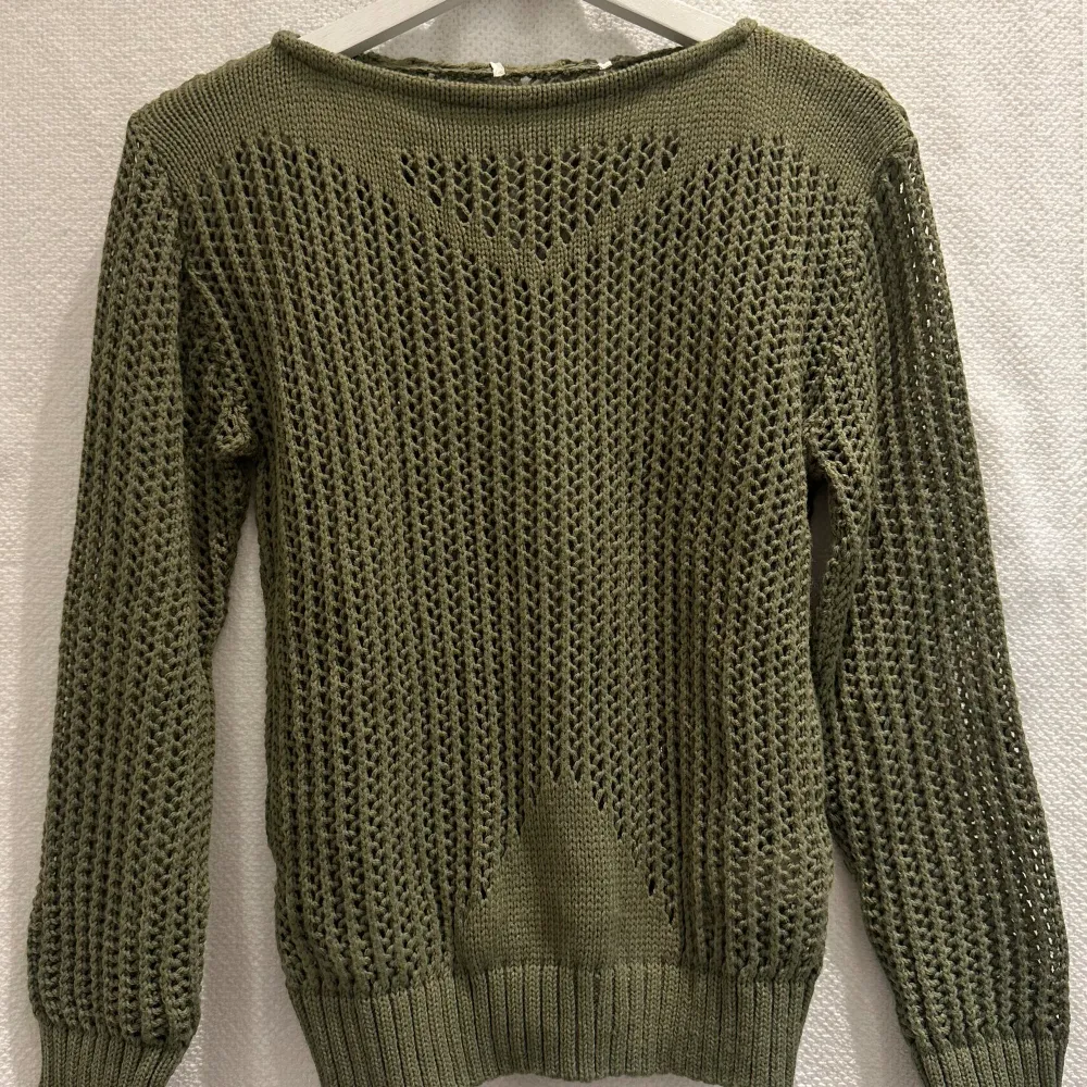 Snygg grön stickad tröja. Perfekt som ett extralager över ett linne. . Tröjor & Koftor.