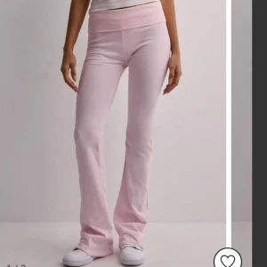 Yogapants - Säljer de här jättefina yogabyxorna från Nelly som har aldrig kommit till användning så de är helt oanvända💕 Nypris:300kr (Skriv för fler bilder)