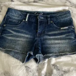 Ett par fina jeans shorts från Levis. Knappt använd så dem är som nya. Inga fläckar eller skador. Står ingen storlek men skulle säga Xs. 