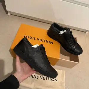 Fina sneakers från Louis Vuitton använda endast en gång så i princip nya. Storlek 6 alltså 40,5/41. Säljes i original förpackning